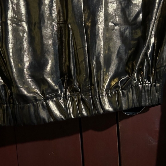 Le Superbe Metallic Sunset Tower Tuck Cropped Blouse Gold Size 6 - Picture 11 of 16